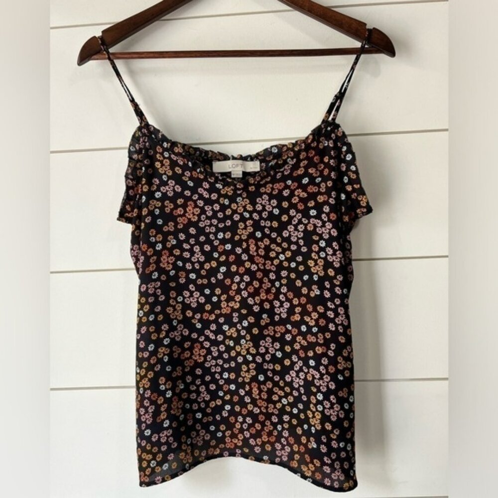 Loft V-neck floral tank w/ adjustable straps and‎ ruffle details. Size M petite.